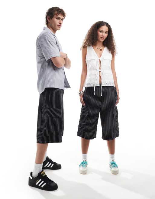 Reclaimed Vintage Unisex – Czarne szorty oversize w prążki, 2 z 4
