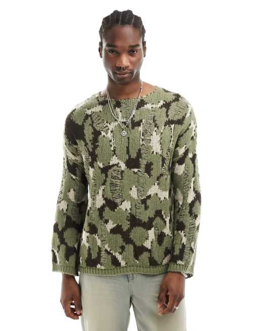 Reclaimed Vintage Unisex – Dzianinowy sweter z przetarciami w zwierzęcy wzór moro w kolorze khaki