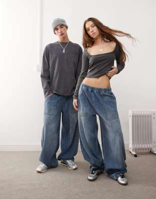 unisex elasticated waist balloon jeans in mid blue