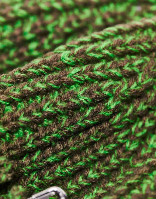 Reclaimed Vintage – Unisex – Grön mössa med slitna detaljer och säkerhetsnålar, 2 av 4