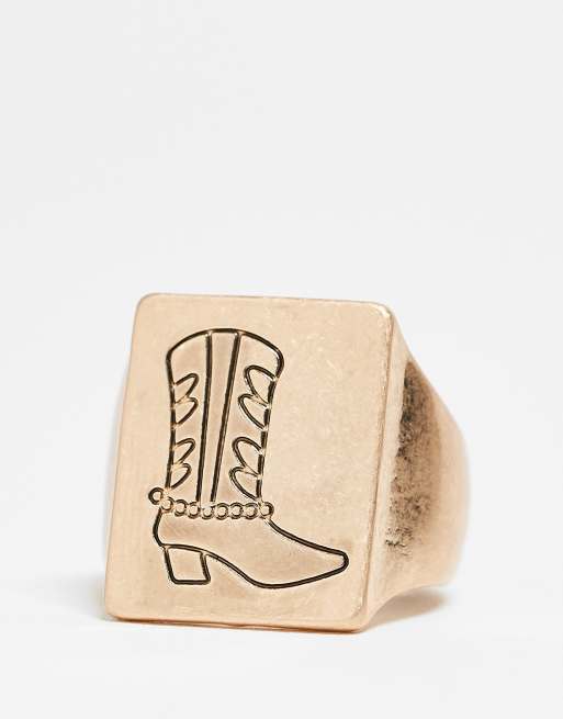 Reclaimed Vintage - Unisex - Guldfarvet ring med tegnet cowboystøvle-design