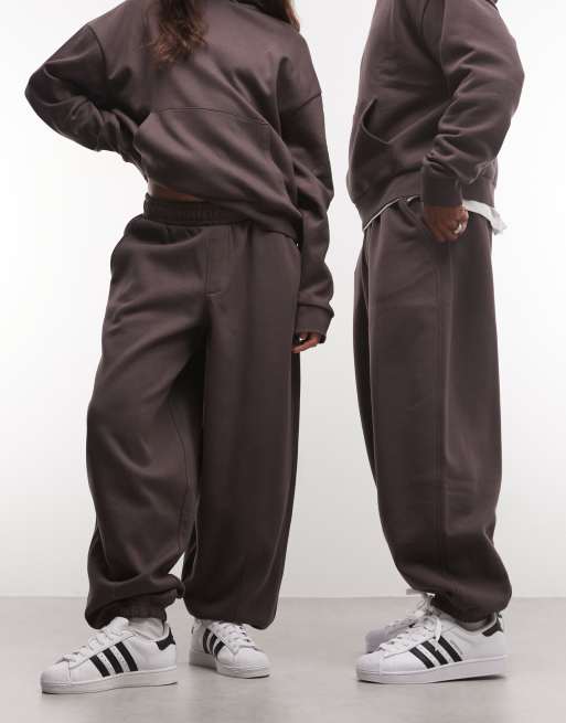 Reclaimed Vintage unisex heavyweight barrel leg jogger in choc, 2 of 4