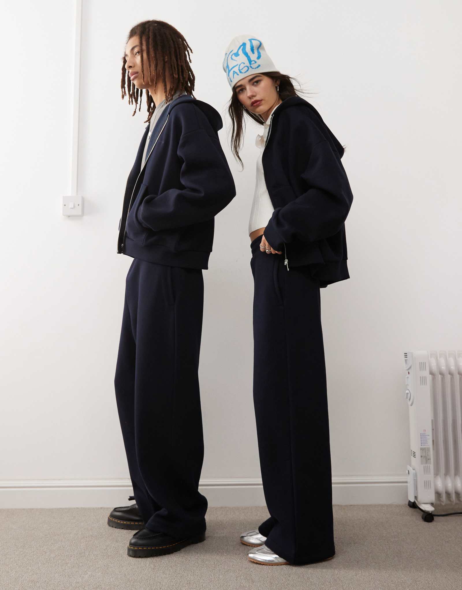 Восстановленные винтажные спортивные брюки унисекс с широкими штанинами темно-синего цвета - часть комплекта