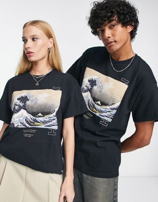 Reclaimed Vintage unisex Hokusai licensed t-shirt in black | ASOS