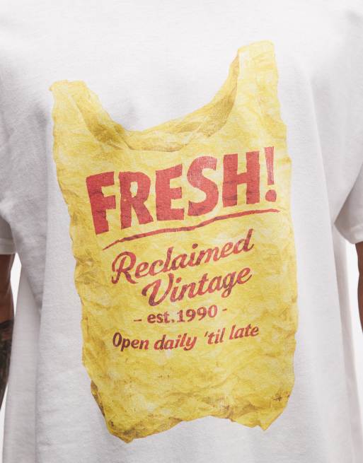 Reclaimed Vintage - Unisex - Hvid oversized T-shirt med "fresh"-bæreposeprint, 3 af 4