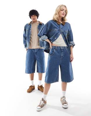 Reclaimed Vintage - Unisex-Jeans-Jorts im Western-Design in blauer Waschung mit längerem Schnitt und Stickerei