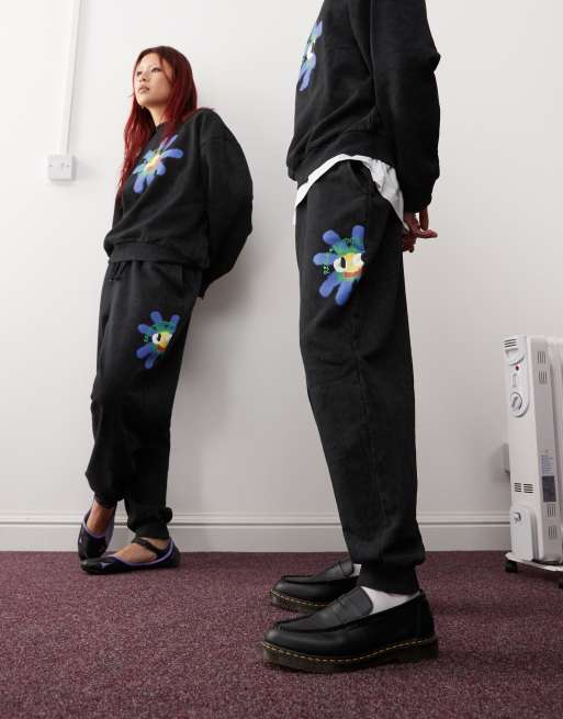 Reclaimed Vintage – Unisex-Jogginghose in verwaschenem Schwarz mit Blumenprint