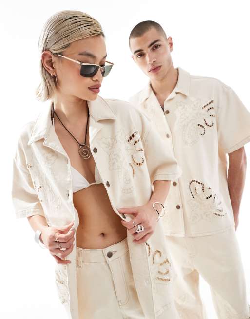 Reclaimed Vintage Unisex – Kremowa krótka koszula jeansowa o pudełkowym kroju w ażurowy haftowany wzór
