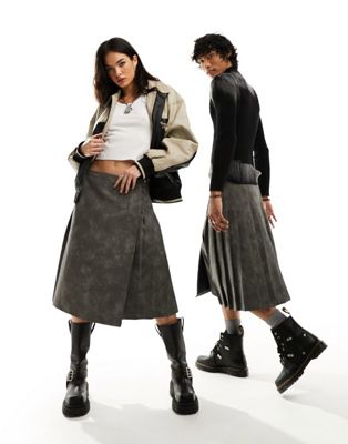 unisex midi kilt skirt in washed faux leather-Black