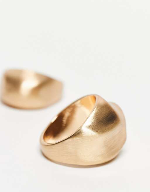 Reclaimed Vintage - Unisex - Pakke med 2 guldfarvede ringe med smeltet design, 2 af 3