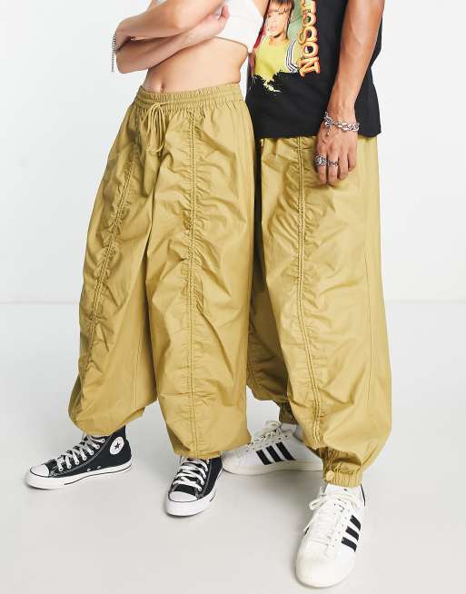 De controle krijgen worstelen Nauwgezet Reclaimed Vintage unisex parachute cargo pants with ruching in beige | ASOS