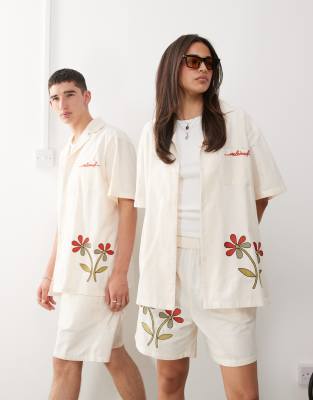 Reclaimed Vintage unisex short sleeve shirt with logo and flower print in ecru - view 1