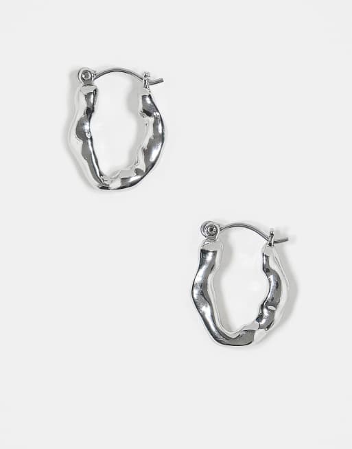 Reclaimed Vintage – Unisex – Silverfärgade creoler med smält design