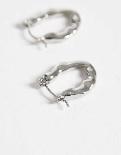 Reclaimed Vintage – Unisex – Silverfärgade creoler med smält design, 3 av 4