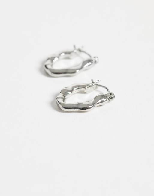 Reclaimed Vintage – Unisex – Silverfärgade creoler med smält design, 4 av 4