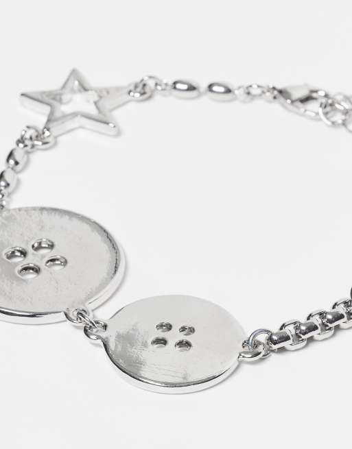 Reclaimed Vintage – Unisex – Silverfärgat armband med blandade hängen, 2 av 3