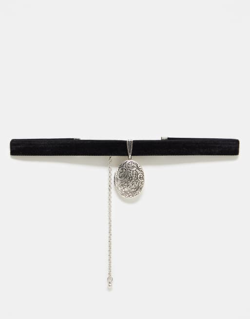 Reclaimed Vintage – Unisex – Silverfärgat chokerhalsband i sammet med berlock