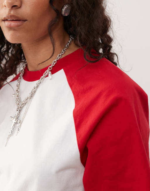 Reclaimed Vintage – Kastiges Unisex-T-Shirt Weiß und Rot mit Raglanärmeln und schmalem Cropped-Schnitt