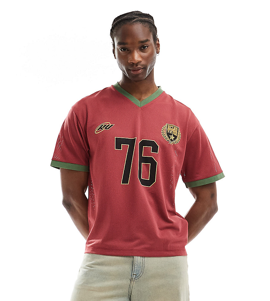 Reclaimed Vintage v-neck boxy football t-shirt in burgundy-Red