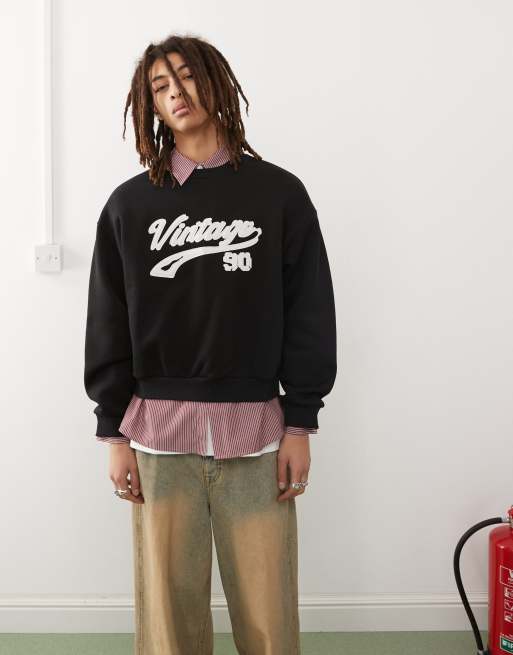 Reclaimed Vintage - Vasket sort cropped sweatshirt med påsyet college-logo i firkantet pasform