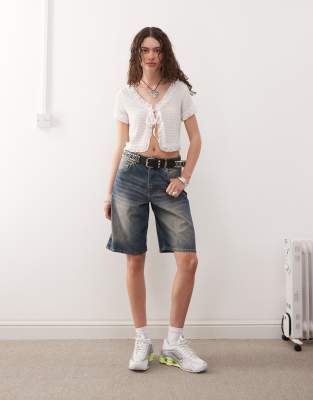 Reclaimed Vintage - Verwaschene Jeans-Jorts in Mittelblau