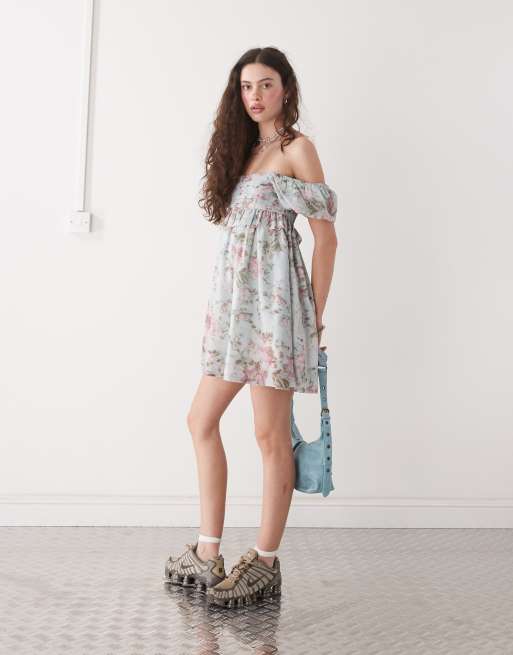 Reclaimed Vintage - Vestito grembiule in chiffon con stampa a fiori