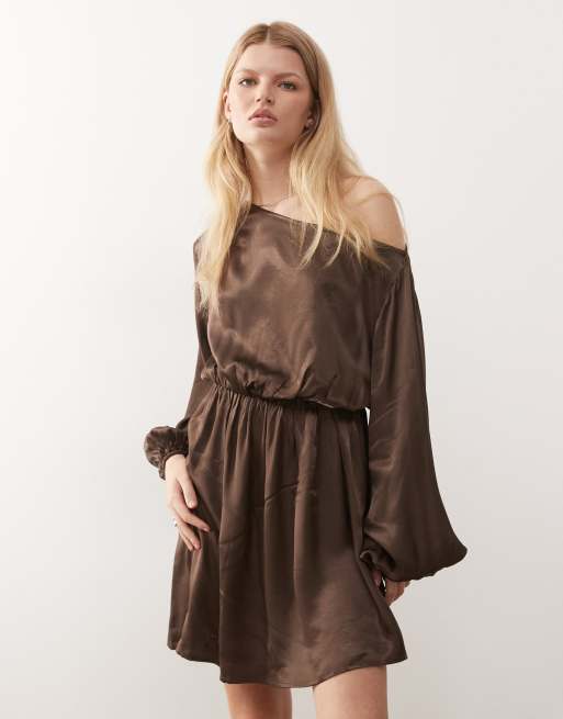 Reclaimed Vintage - Vestito marrone in raso con maniche a palloncino e spalla scoperta, 2 di 4