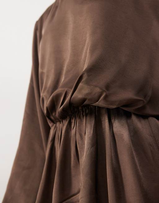Reclaimed Vintage - Vestito marrone in raso con maniche a palloncino e spalla scoperta, 3 di 4