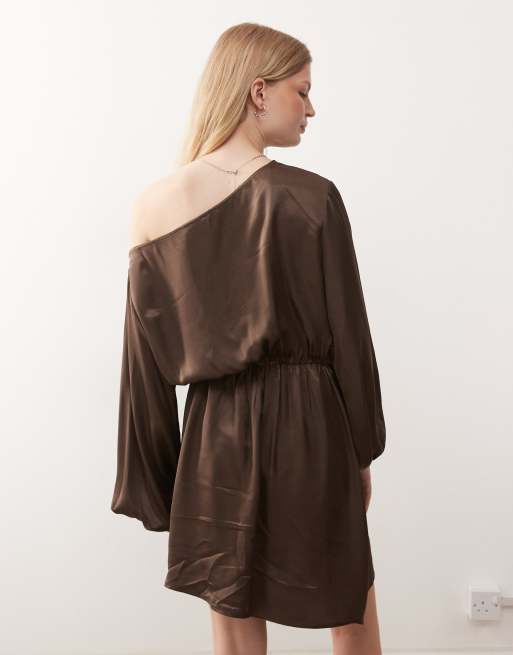 Reclaimed Vintage - Vestito marrone in raso con maniche a palloncino e spalla scoperta, 4 di 4