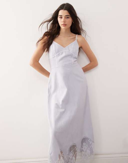Reclaimed Vintage - Vestito midi in denim con inserto in pizzo e spalline sottili blu lavaggio chiaro