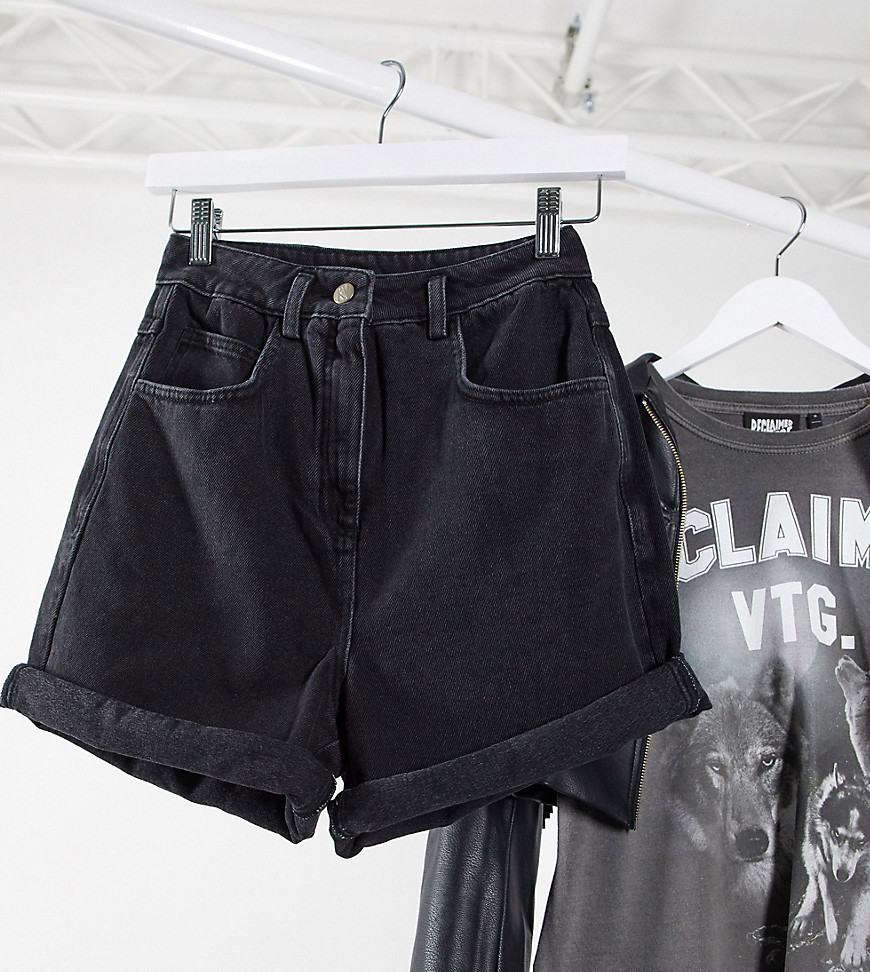 Reclaimed Vintage – Vintageinspirerade svarta mom shorts med uppvikt kant