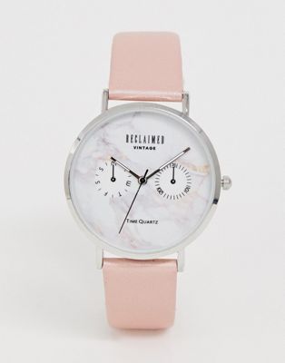 Reclaimed Vintage - Vintageinspireret pink ur med marmor-urskive - KUN HOS ASOS