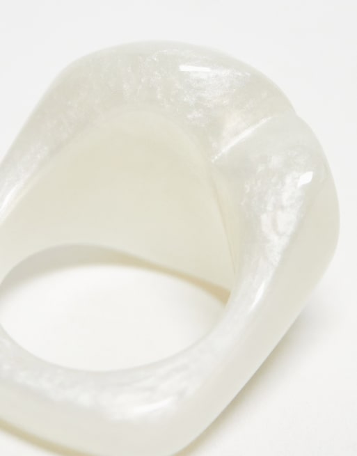 Reclaimed Vintage – Vit snäckring i plast och unisex-modell, 2 av 4