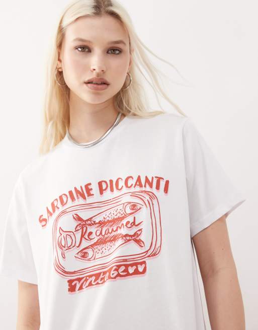 Reclaimed Vintage – Vit t-shirt i oversize med sardinfiskare- tryck