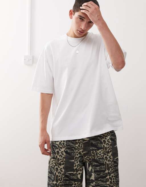 Reclaimed Vintage – Vit t-shirt med boxig oversize-passform och tryck baktill, 3 av 4