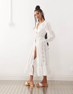 Reclaimed Vintage - Vorne gebundener Strand-Kimono in Weiß mit Lochstickerei