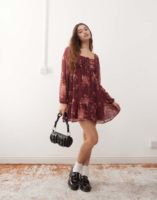 Reclaimed Vintage – Weich fallendes, langärmliges Minikleid in Burgunderrot geblümt mit Bindedetail vorne
