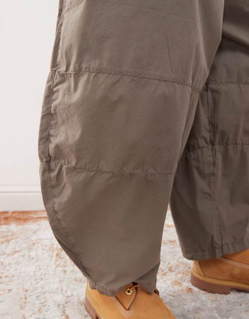 Reclaimed Vintage – Weit geschnittene Barrel Leg Cargohose in Khaki, 4 von 5