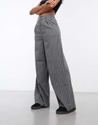 Reclaimed Vintage - Weit geschnittene Hose mit weitem Bein im 90er-Stil in Grau mit weißen Nadelstreifen-Bunt