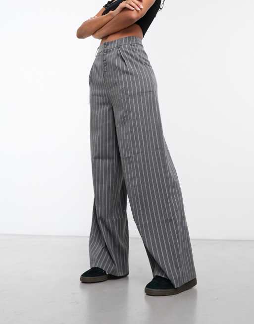 Reclaimed Vintage – Weit geschnittene Hose mit weitem Bein im 90er-Stil in Grau mit weißen Nadelstreifen