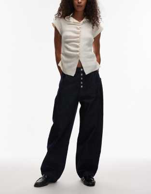 Reclaimed Vintage - Weit geschnittene Jeans in indigoblauer Waschung mit abgerundetem Beinschnitt und Knopfleiste