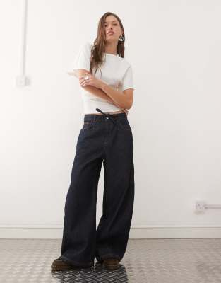 Reclaimed Vintage - Weite Baggy-Jeans aus Denim in Indigoblau mit Bindedetail, Kombiteil