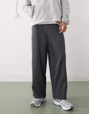 Reclaimed Vintage - Weite, elegante Hose in Grau mit Nadelstreifen