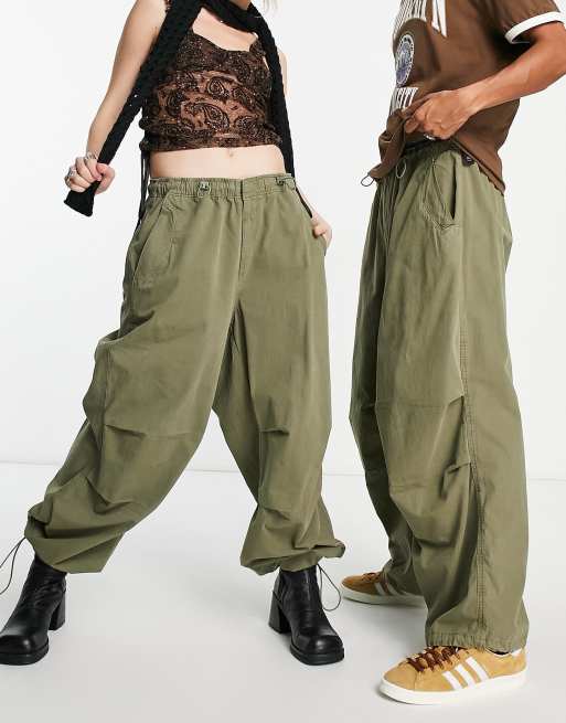 Reclaimed Vintage – Weite, funktionale Unisex-Fallschirmhose in Khaki mit Cargotaschen 