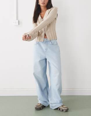 Reclaimed Vintage - Weite Jeans in hellblauer Waschung mit weitem Bein