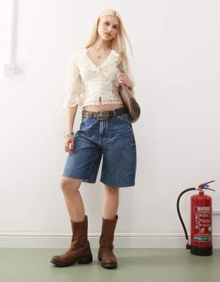 Reclaimed Vintage - Weite Jeansjorts in mittelblauer Waschung mit niedrigem Bund
