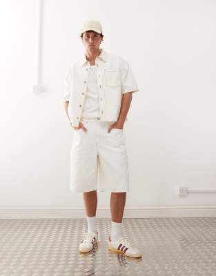 Reclaimed Vintage – Weite Jeansshorts in Ecru mit Ziernähten in Tabakbraun, Kombiteil