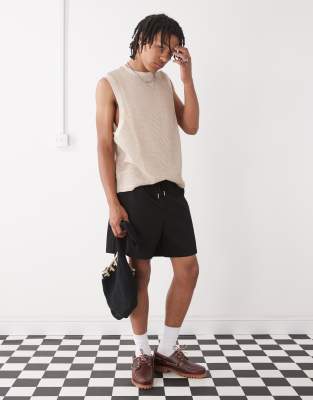 Reclaimed Vintage – Weite, kurz geschnittene Chinoshorts zum Hineinschlüpfen in Schwarz - view 1