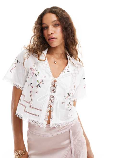 Reclaimed Vintage – Western-Hemdbluse in Weiß Tischdecken-Stickerei und Schnürung vorn