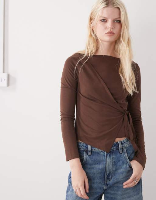 Reclaimed Vintage – Wiązany z boku brązowy top z długimi rękawami